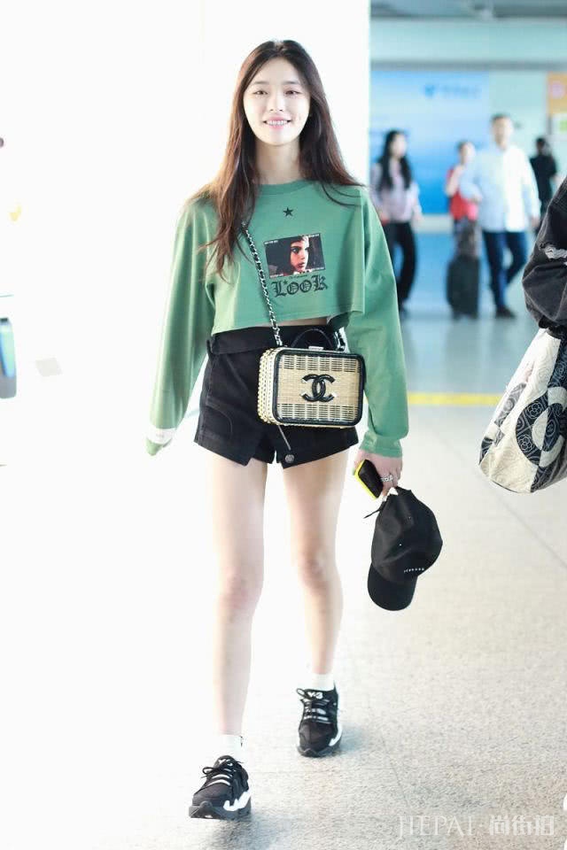 林允街拍私服拉链大开真前卫!倒置裤突然走红,个性潮流又好看