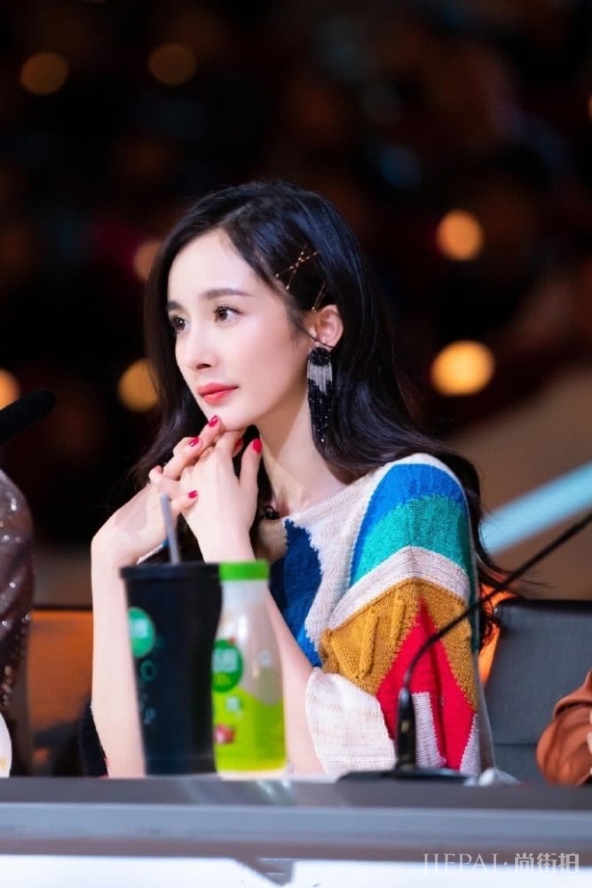 杨幂彩虹毛衣搭配亮片半裙唯美娇艳,再次成为全场焦点!