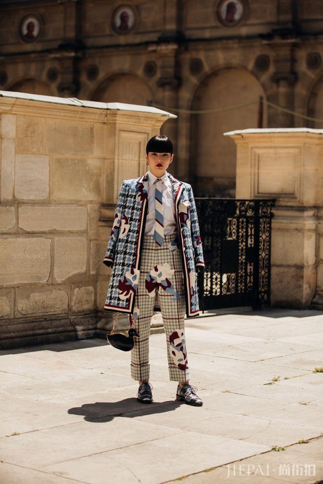 2020男装周场外街拍:女生穿男装,男人穿女装将是常态