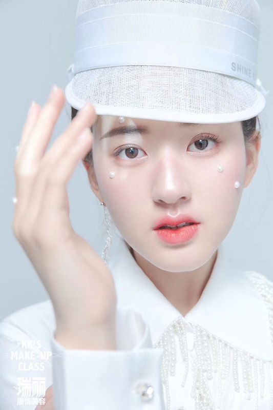 赵露思解锁杂志大片 纯白浪漫宛若芭蕾仙子