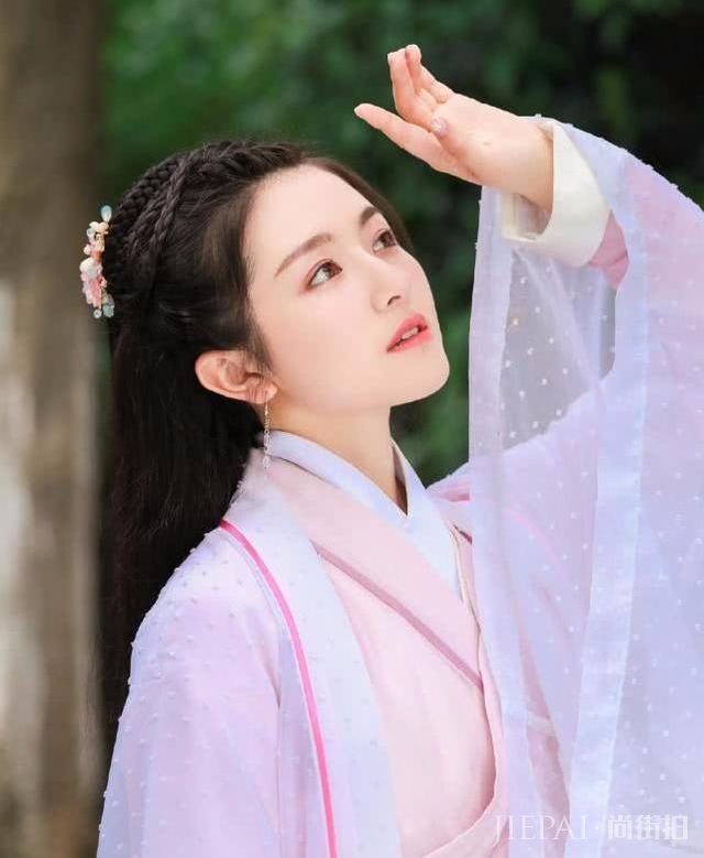 李兰迪小圆脸古装扮相,演出了大小姐的贵气感