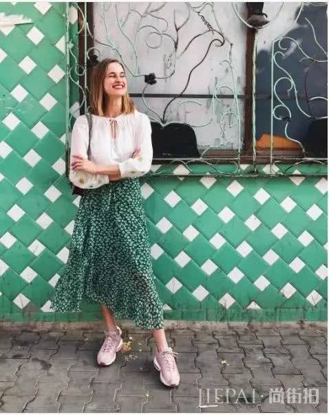 欧美街拍 穿衣打扮用2种颜色搭一起，让你美一整天