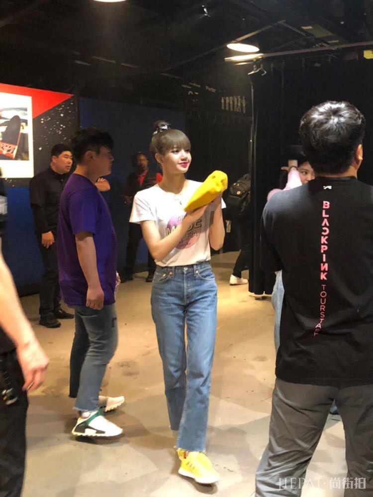 LISA启程巴黎看秀,黑色选型难掩大长腿,不愧是人间芭比