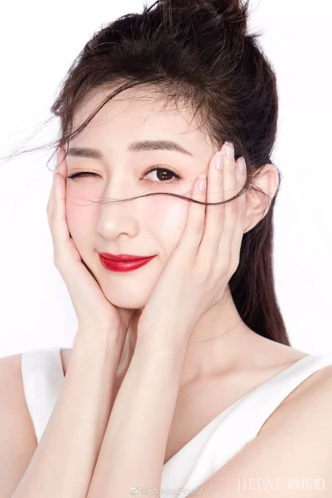 女明星在争先抢后画的妆容，画对了你就是明星