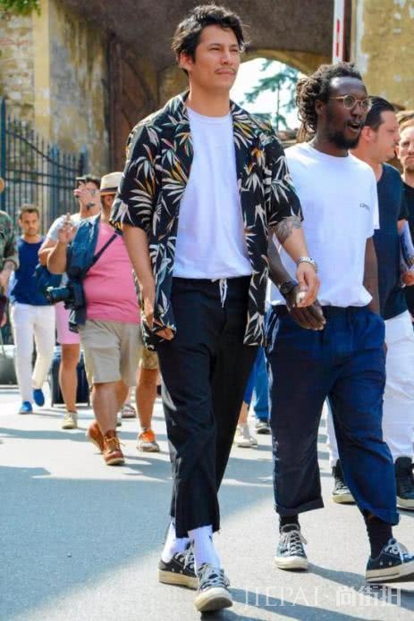 最新时尚风潮告诉你,衬衫都要穿花的