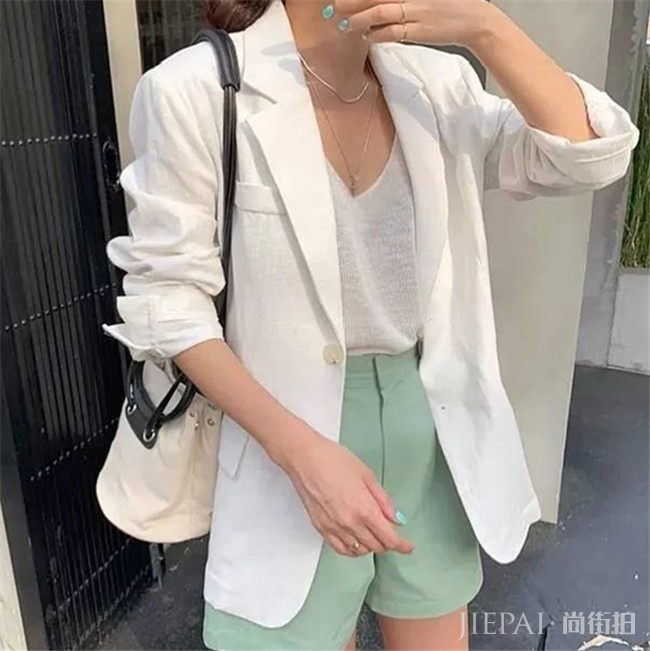 夏季穿清新迷人的牛油果绿单品，给闷热天气带来一丝凉意