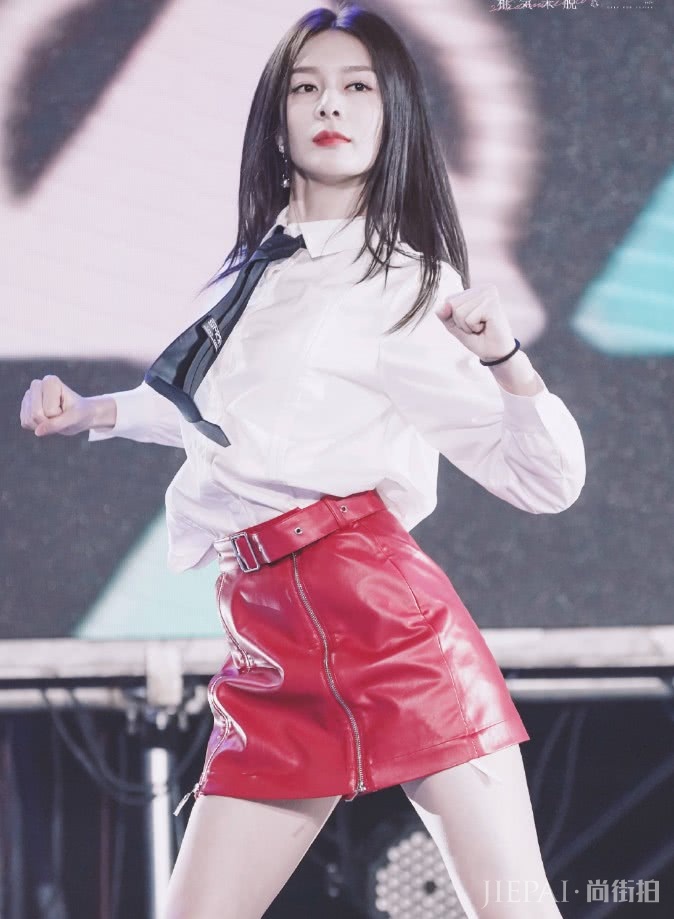 傅菁穿花裤子+“泥鳅鞋”现身,气场大开