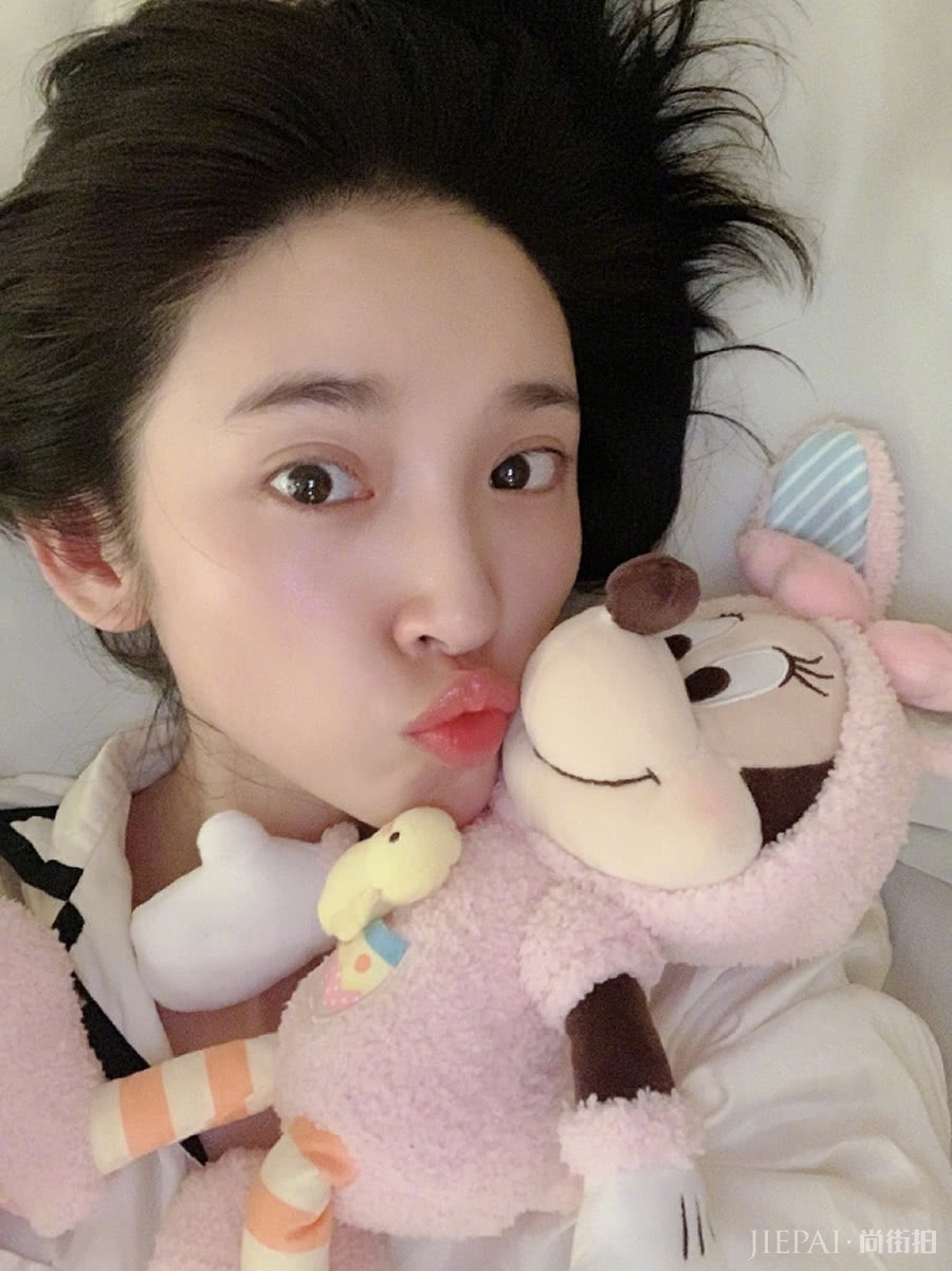 唐艺昕素颜惊艳众人，网友纷纷跪求护肤秘籍