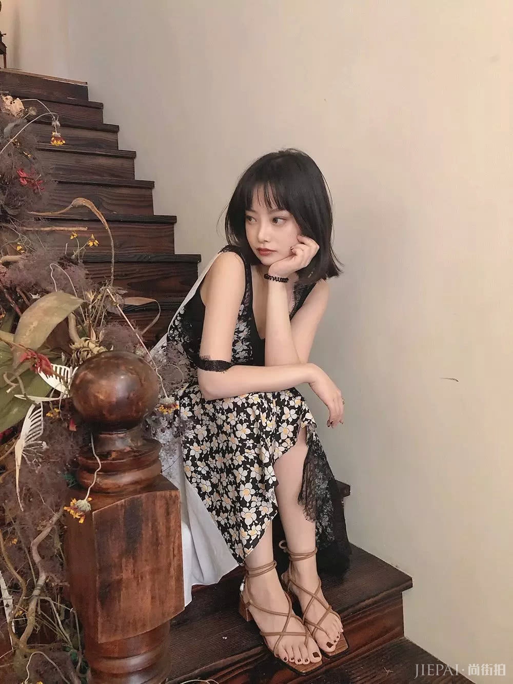 今年最火的细带凉鞋,怎么搭最好看都帮你们看好了