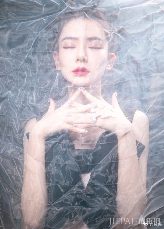 戚薇穿宽肩吊带裙美出新高度,扎丸子头发型俏皮可爱