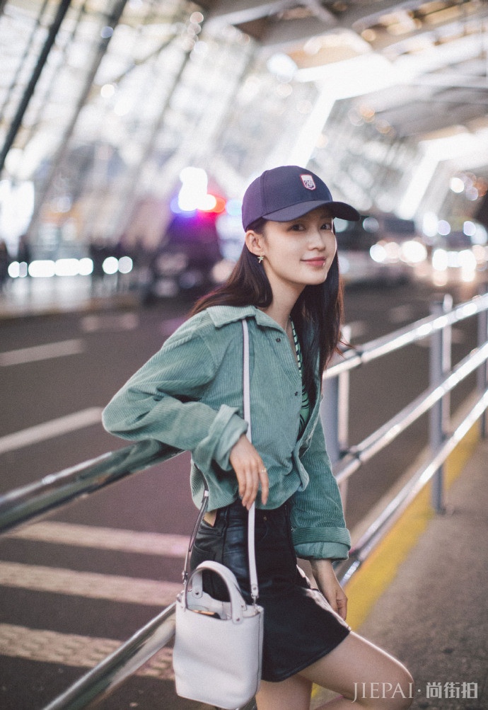 李沁现身伦敦男装周,一件撞色风衣和一个高扎马尾发型打扮得帅帅的