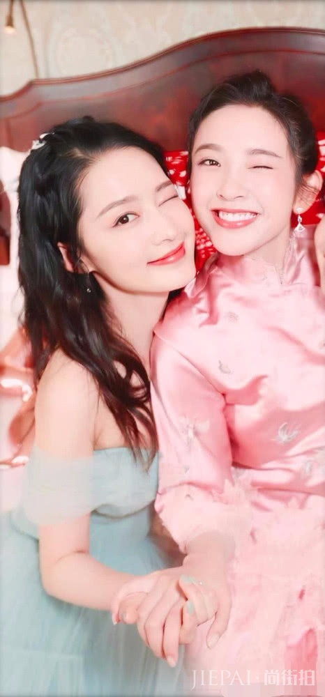 李沁当伴娘清新甜美,网友感叹都开始期待她当新娘了