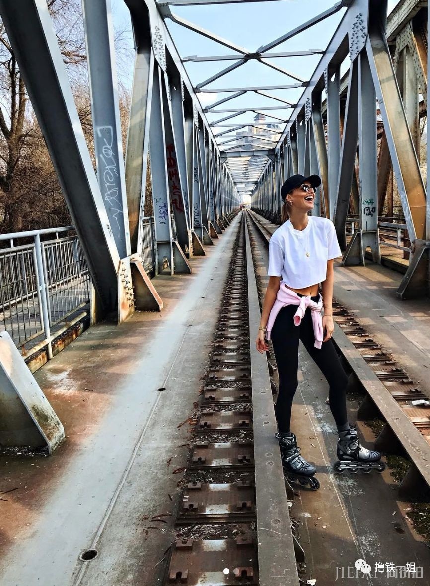 把刘雯圈成迷妹，长着大KK同款脸的她，才是维密的当家腰精！