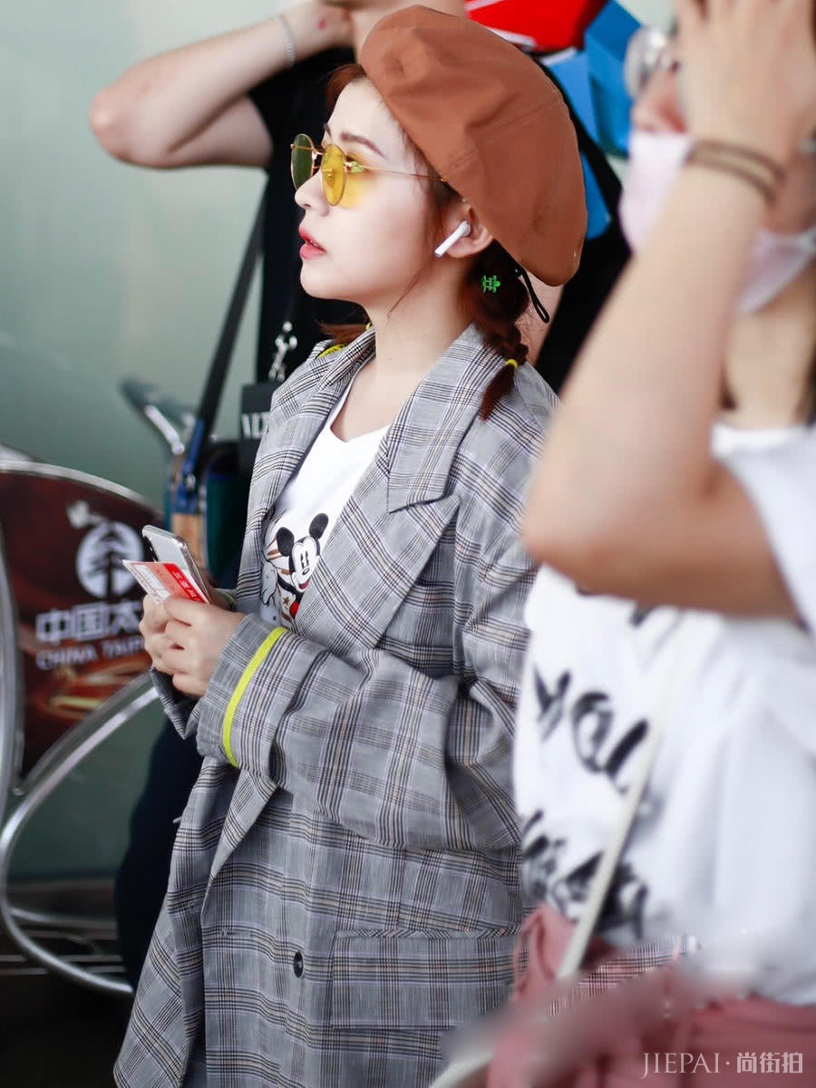 赖美云虽然只有153cm,但衣品了得,穿套装就能凹出大长腿