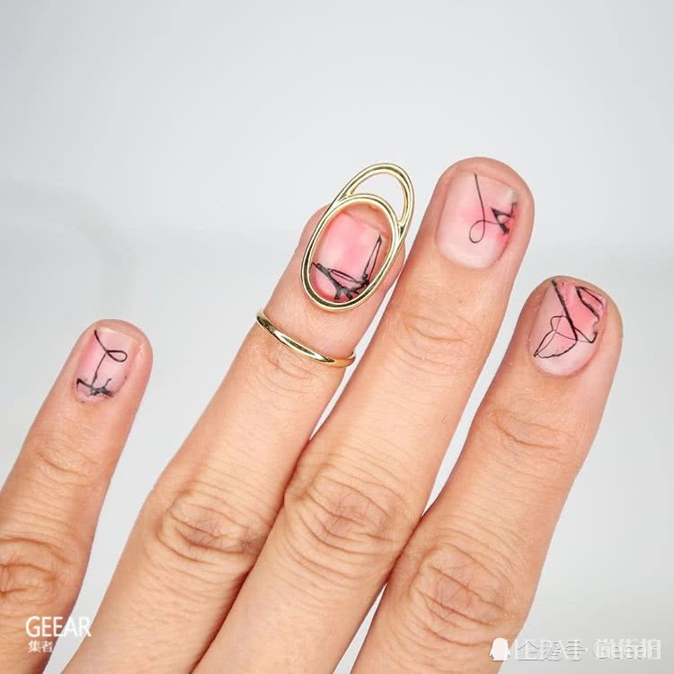 在Ins上爆红的美甲款式有这些!够胆挑战萤光色吗?