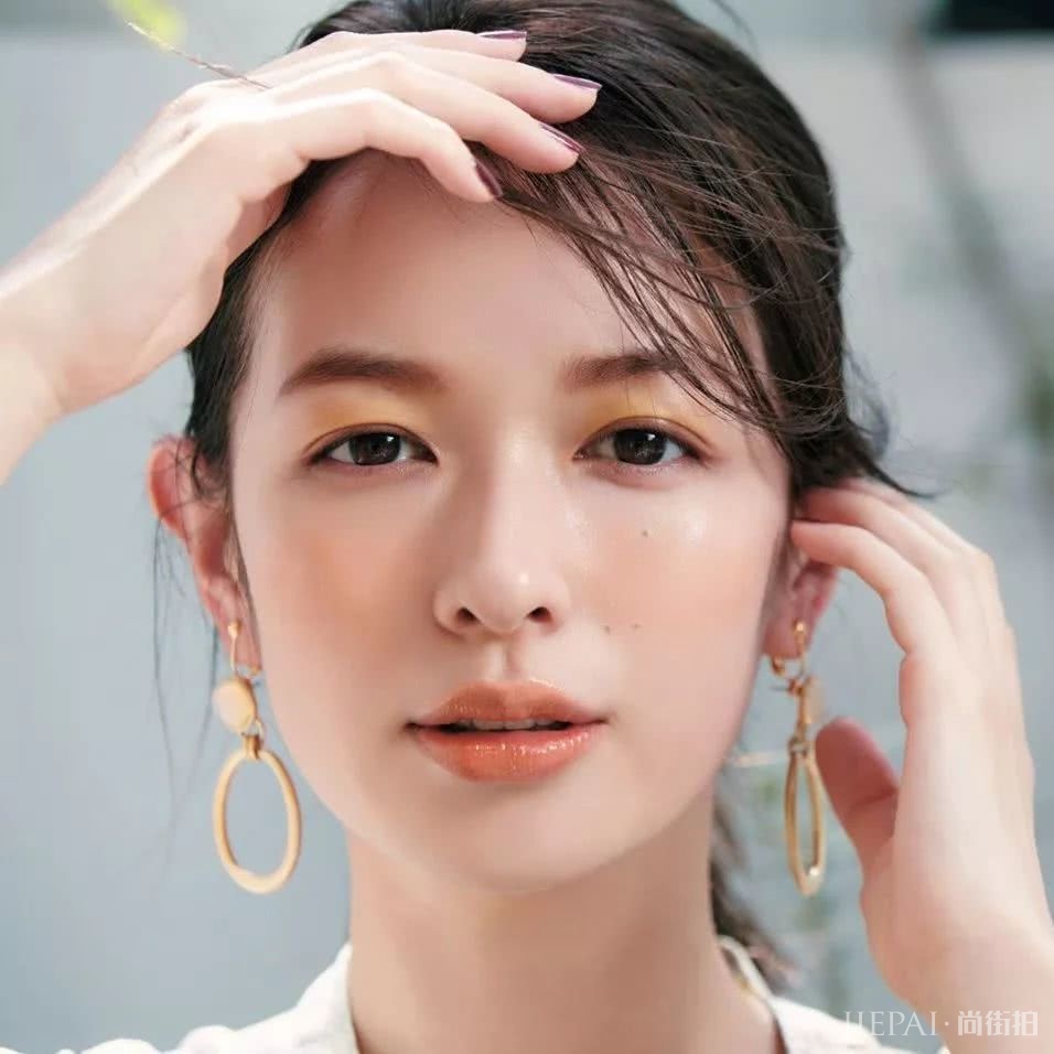 女明星在争先抢后画的妆容，画对了你就是明星