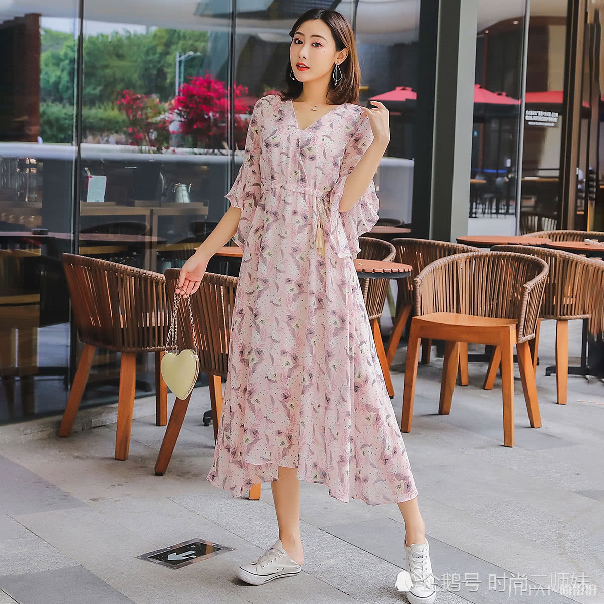 小白鞋搭配碎花和喇叭裤真的很帅气，显高还有女人味