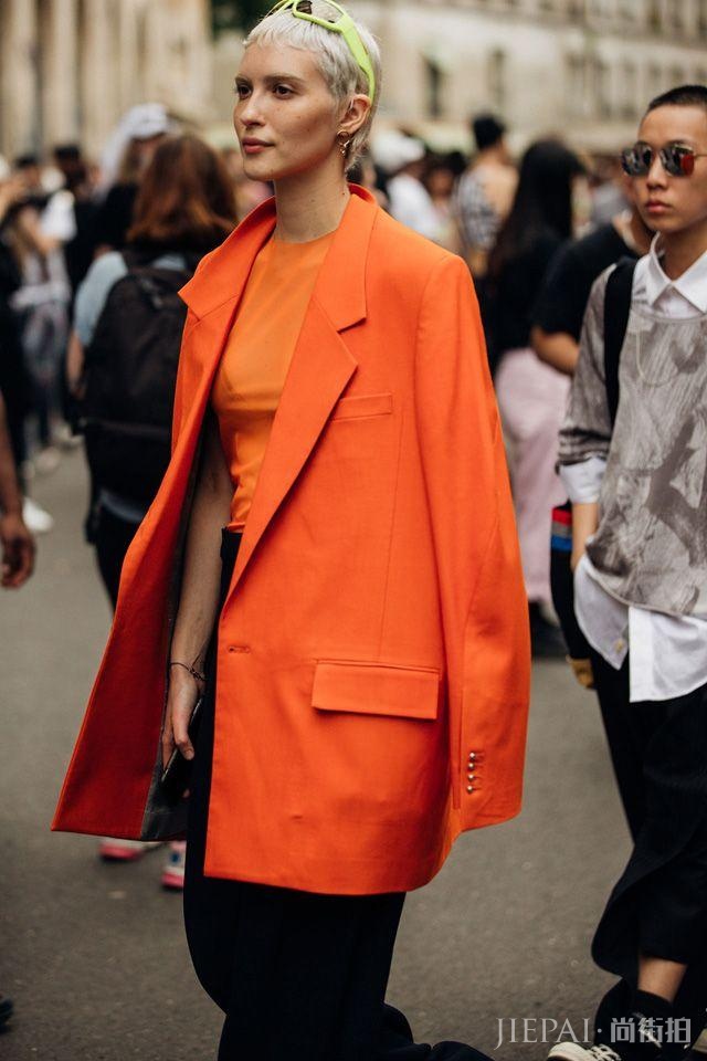 2020男装周场外街拍:女生穿男装,男人穿女装将是常态