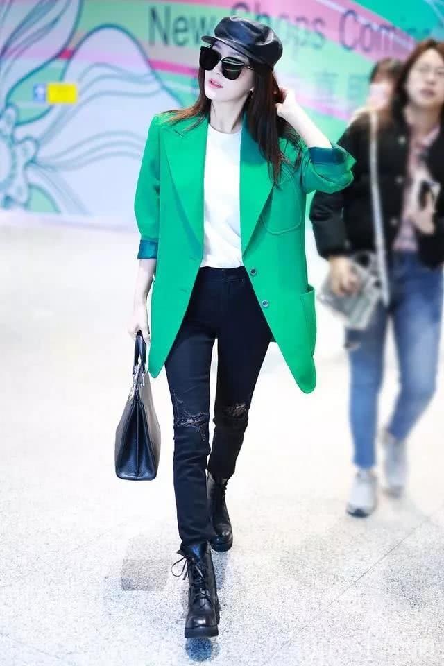 秦岚穿无袖印花连衣裙搭配水桶包,气质太好