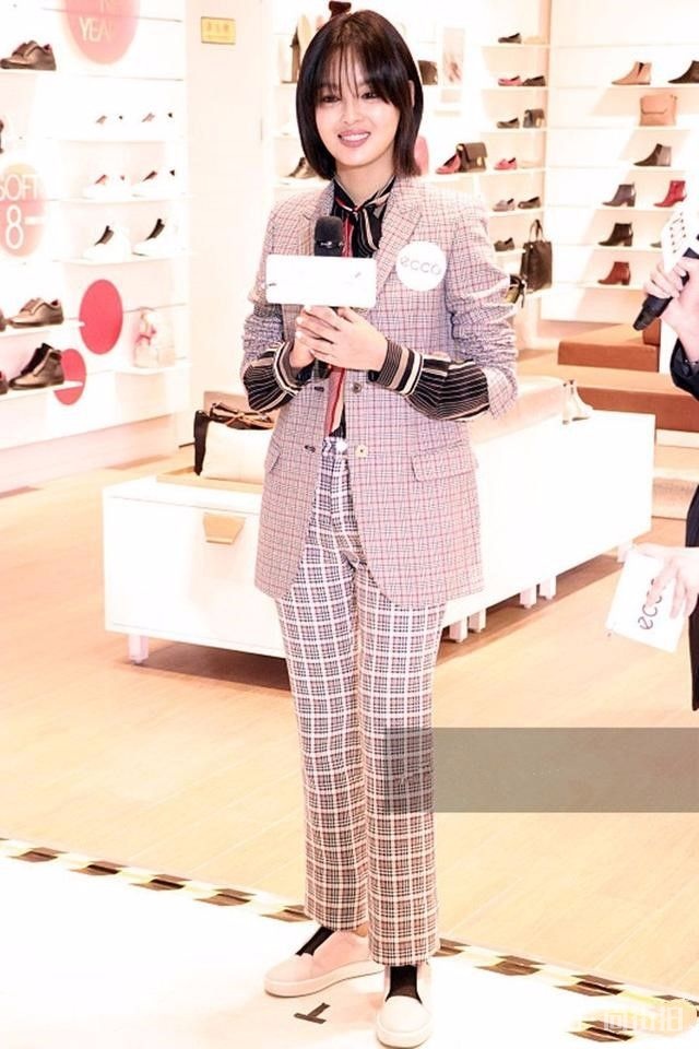 辛芷蕾这种打扮好看,至少她不扮嫩,小肚子凸显也不修饰一下!