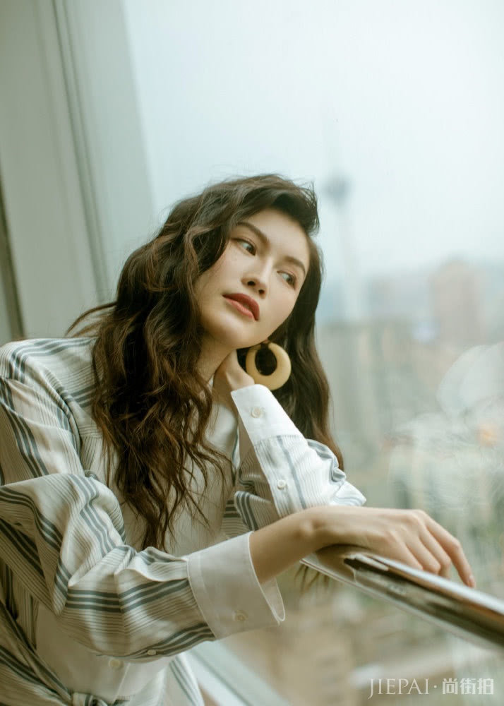 何穗公主卷发搭配衬衫连衣裙,青春靓丽又有少女感