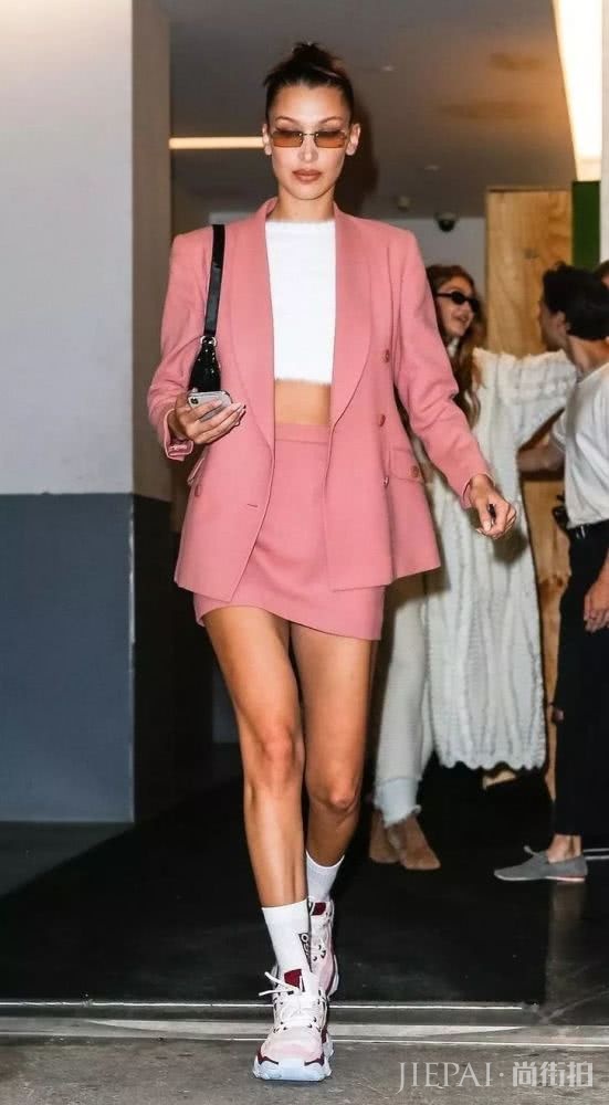 天气这么热,上街只缺一个腋下包了