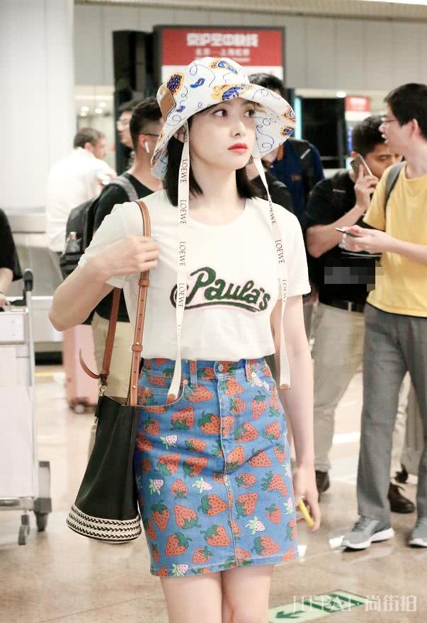 宋茜参加活动似“赫本”,机场现身却如学生妹