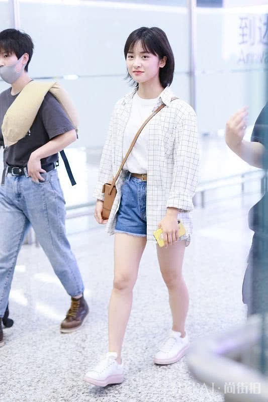 沈月穿男生穿的格子衬衫超好看,搭白T和牛仔短裤可爱又时尚