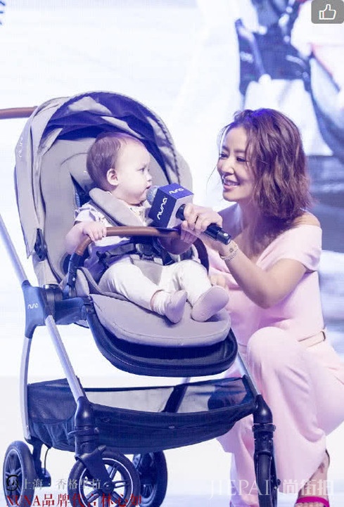 林心如带霍建华与好闺蜜聚会，霍建华搂着林心如，越来越有夫妻相