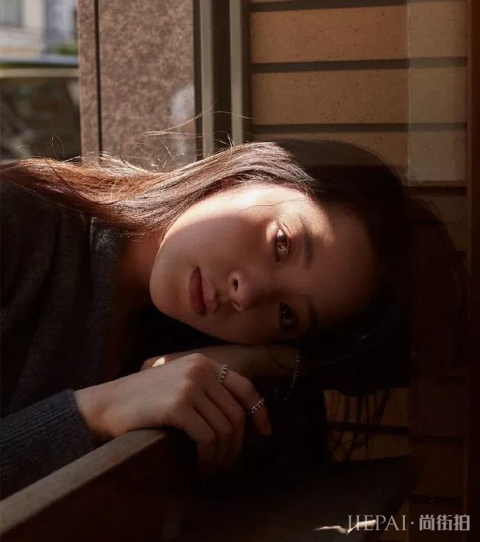 欧阳娜娜变身日系少女，“颓废妆”高级脸满分