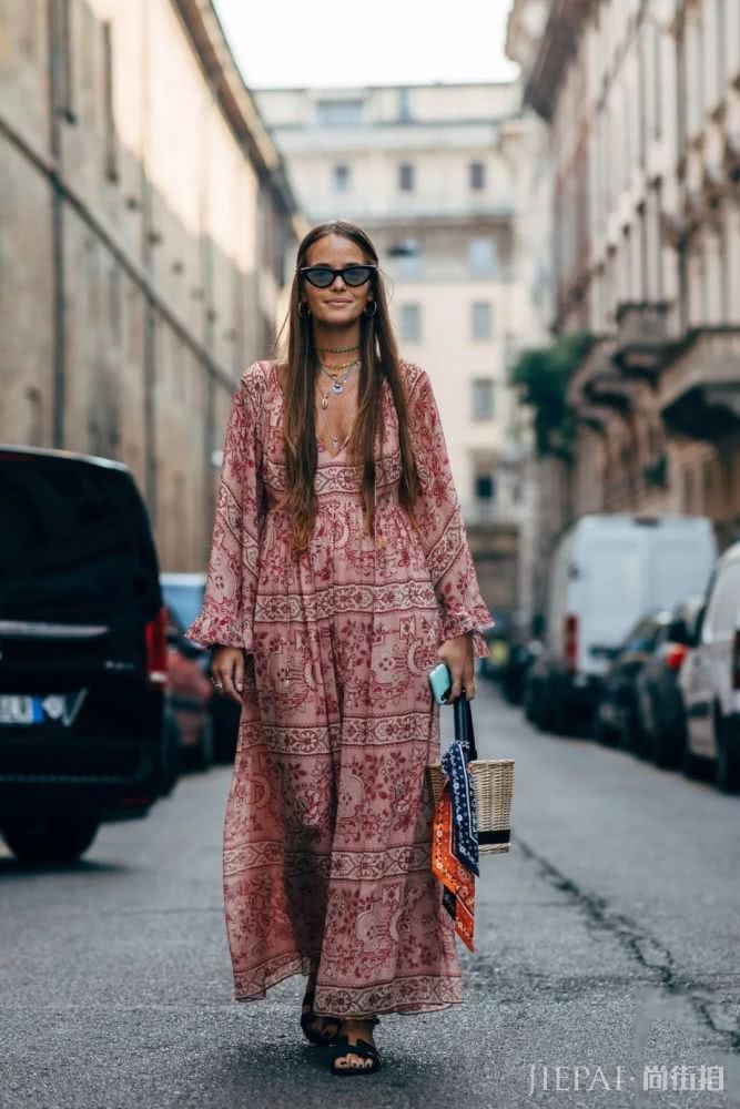 欧美街拍示范：圆脸女孩巧用猫眼墨镜显时尚