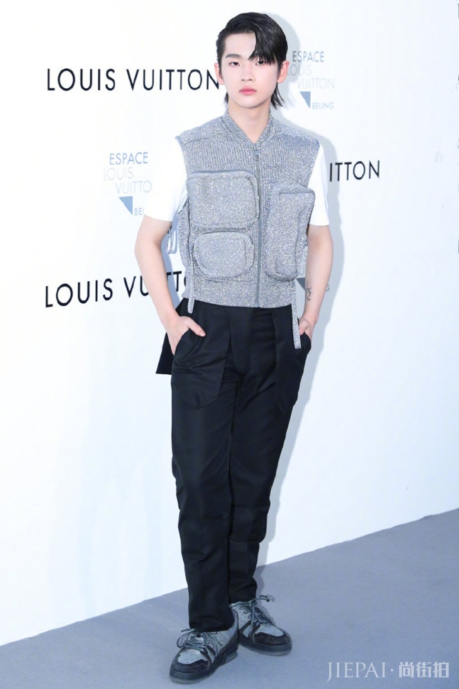 热巴粗呢连衣裙显成熟，张子枫印花装太青春