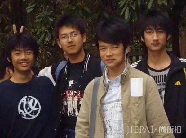 李现青涩照被曝光,小胖墩变型男,伴郎照“韩商言”范儿十足