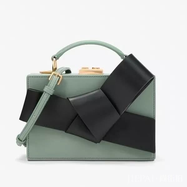 没错，这就是你想要的显白牛油果绿穿搭指南