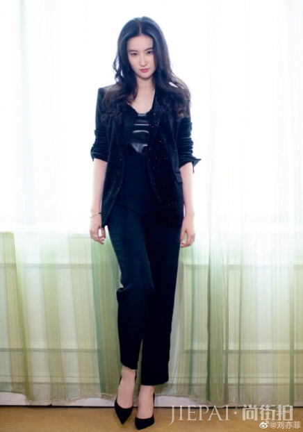 刘亦菲亮相成龙电影节英气十足,与张靓颖合影变霸道女总裁