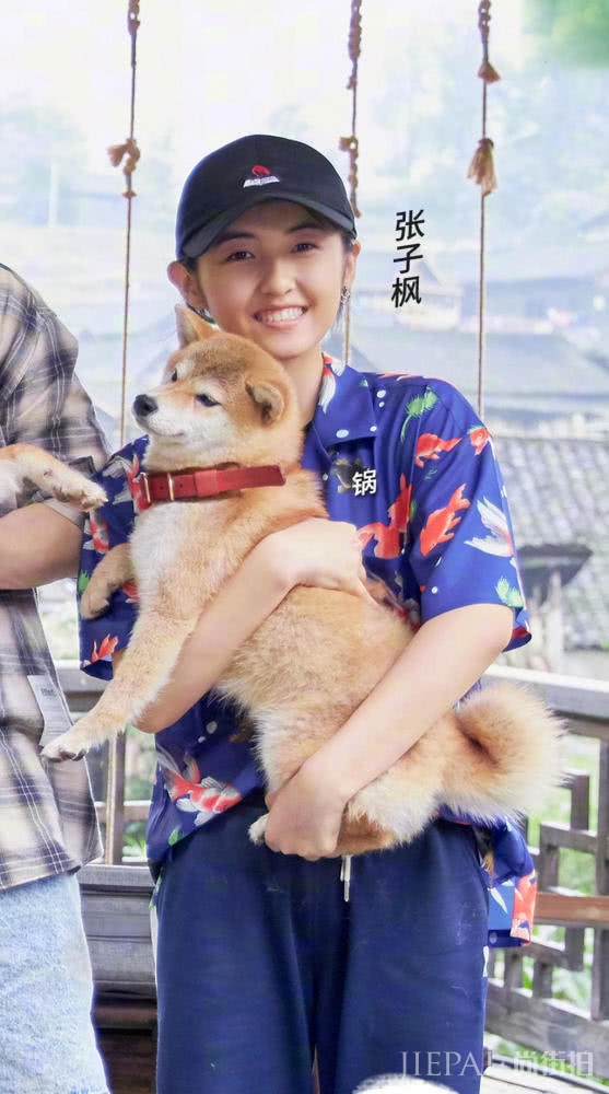 张子枫向往的生活上热搜，私服穿搭有品位