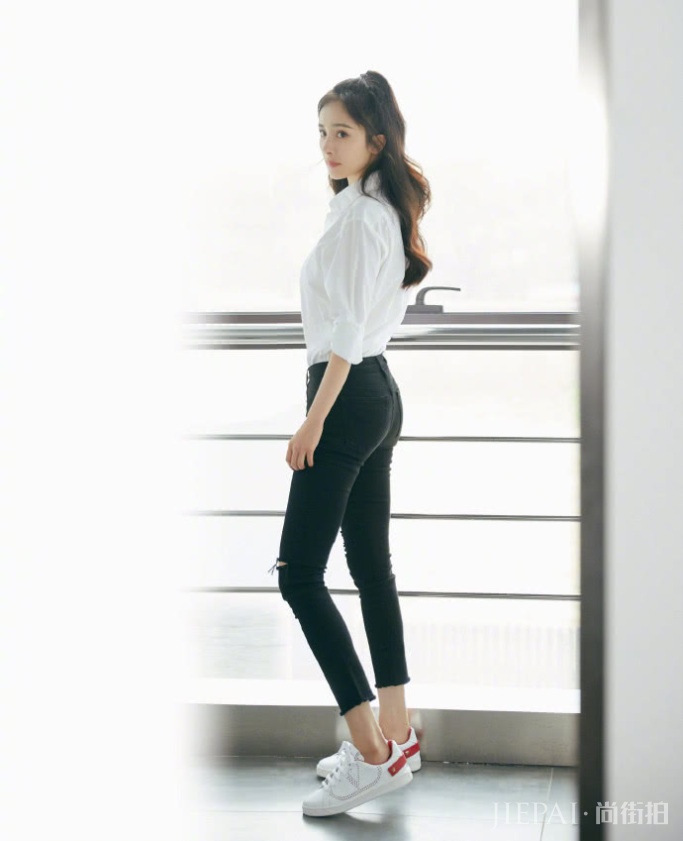 杨幂白衬衫漫画腿勾勒出S型好身材，饱满发际线重回颜值巅峰