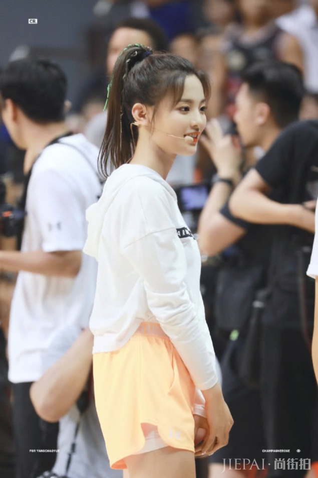 沈梦辰撞上杨超越,高马尾造型还搭脏辫,差10岁却美得不相上下