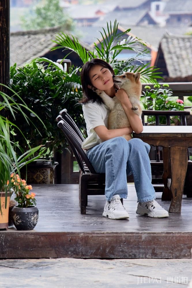 张子枫向往的生活上热搜，私服穿搭有品位