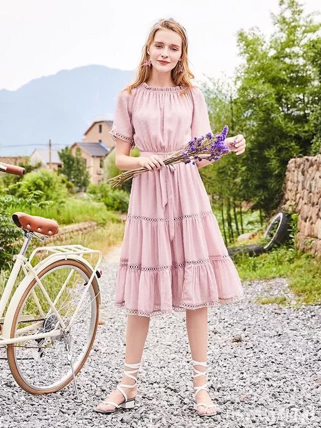 细密百褶连衣裙,展优雅淑女风姿