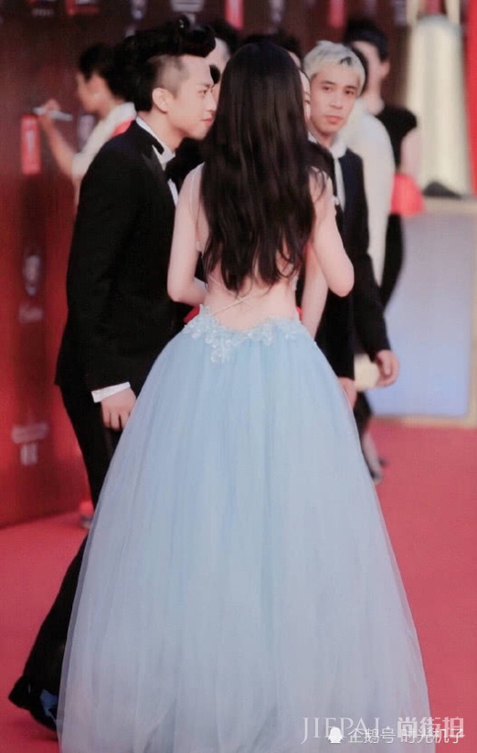 刘亦菲又上热搜，一袭蓝色礼服太有小心机，一般人就算了吧
