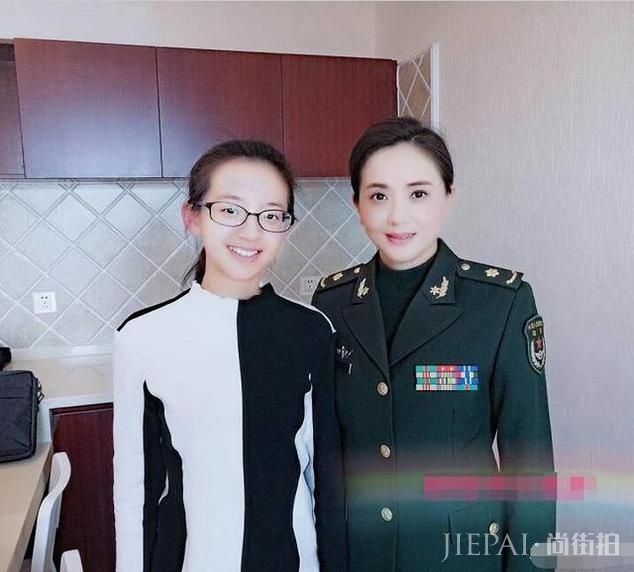 陶慧敏与20岁女儿同框,穿亲子装宛若姐妹,温婉清秀比母亲还美