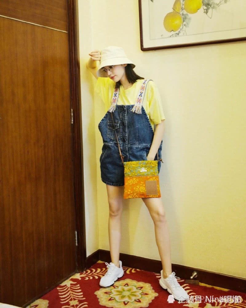 古力娜扎自拍跳舞美照,扎马尾穿1千黑色吊带