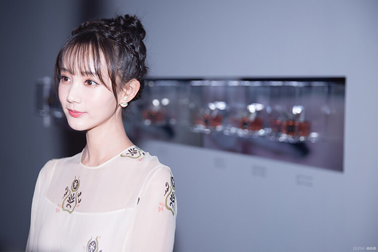 李一桐出席品牌活动 化身花仙子邂逅爱与玫瑰