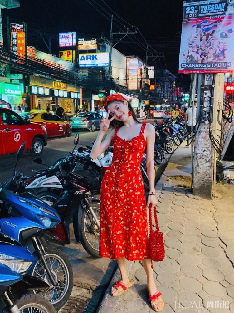 钟楚曦泰国度假,穿碎花装背串珠包尽显法式浪漫