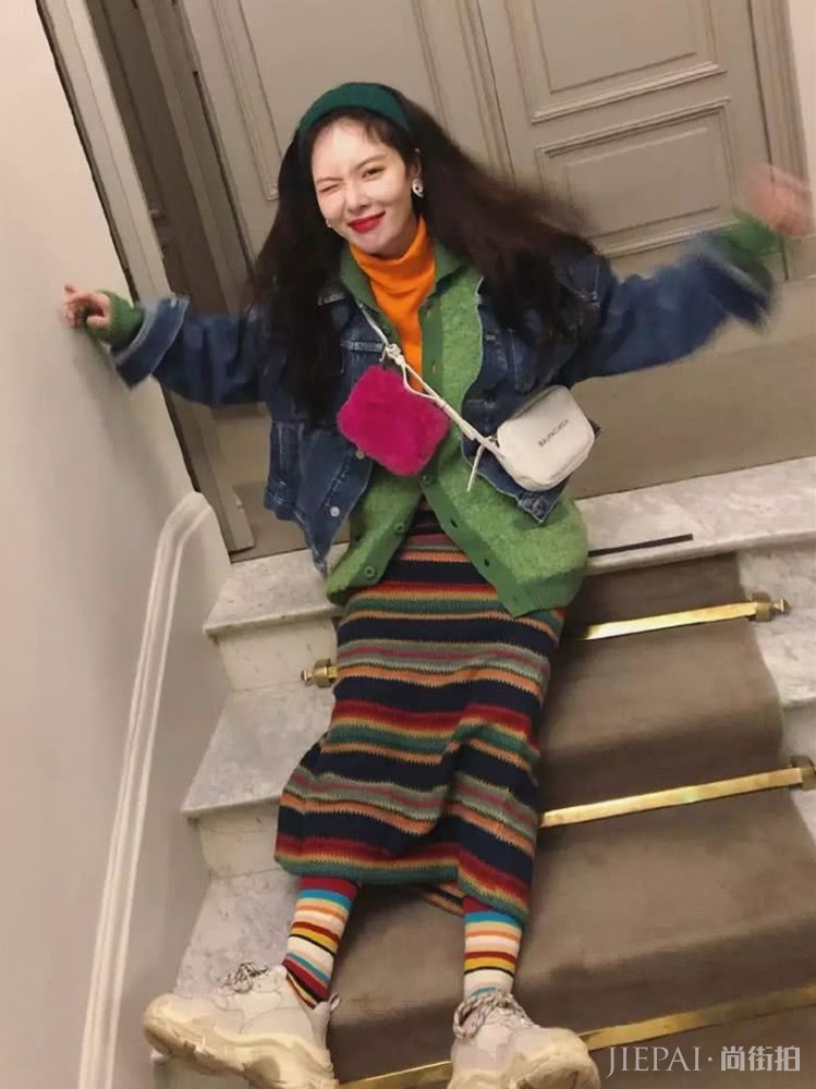金泫雅豹纹衣造型搭配荧光绿,一般人不敢这样穿