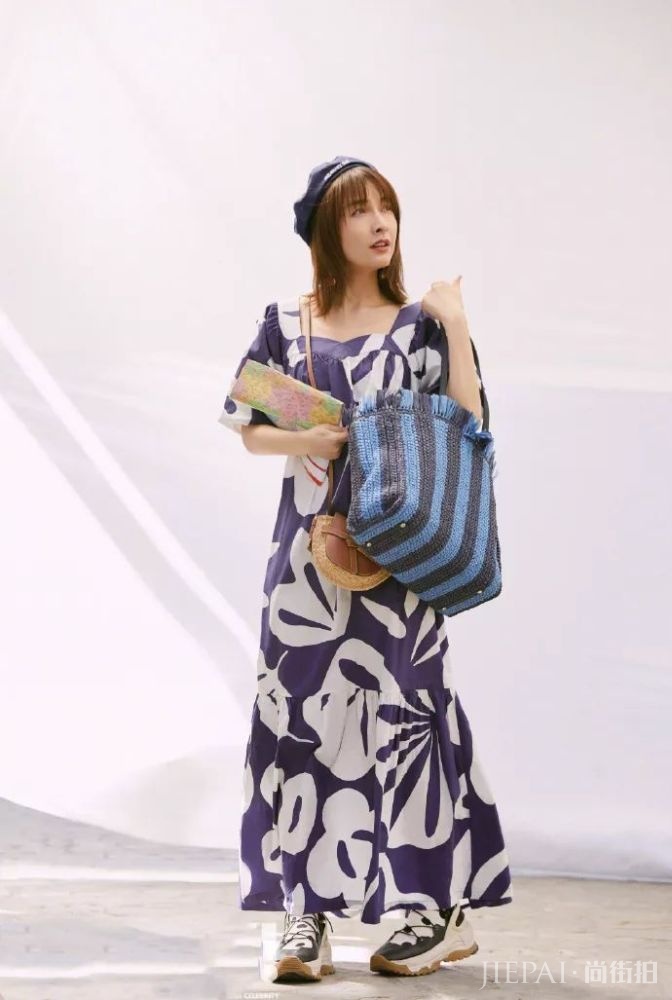 吴昕工装短裤配长袜,太有少女感了