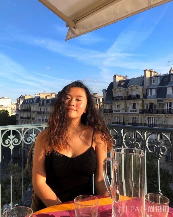 邱淑贞二女儿罕见晒照,14岁穿吊带身材火辣