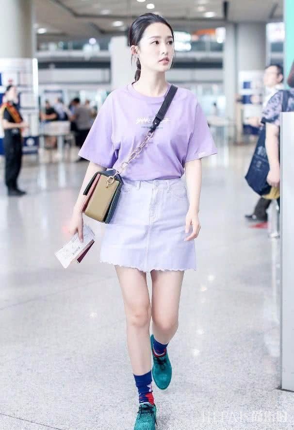 李沁机场街拍？腿跟涂了粉底液似的嫩白，穿黑裙更明显