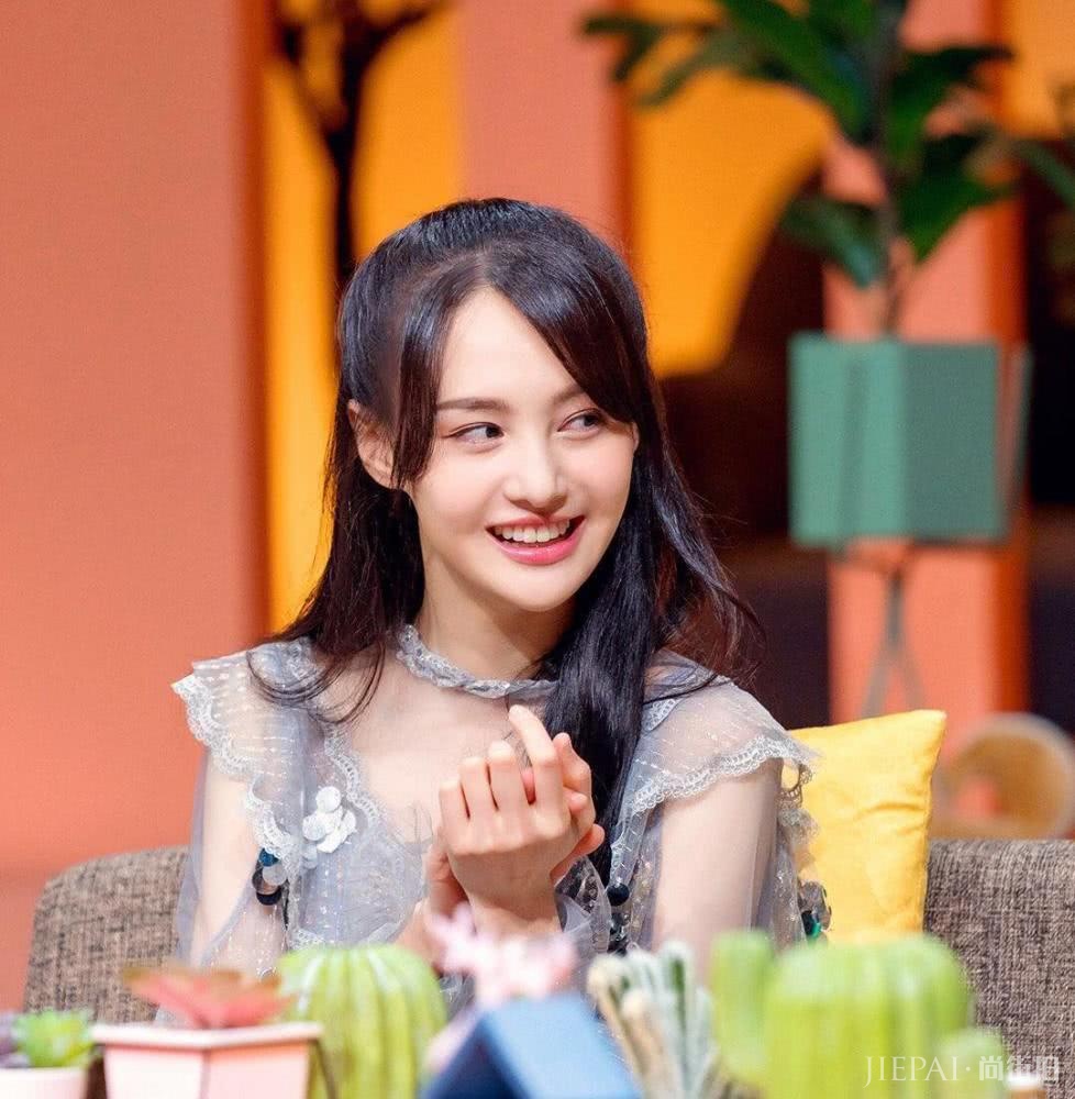 郑爽《我们长大了》换发型,半扎马尾清纯减龄,穿薄纱裙又仙又美